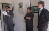 Juiz Bruno Motejunas (E), GIlvan Mendes (diretor da VT) e o leiloeiro Vicente Paulo