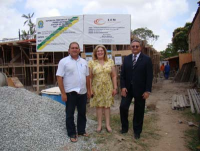 Corregedora visita obra, acompanhada pelo juiz titular da VT de Barreirinhas e pelo representante da construtora.