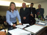 Desembargadora Márcia Andrea assina contrato com Aceco TI