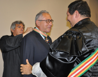 Des. Luís José de Jesus Ribeiro (TRT8) entrega medalha ao corregedor Luiz Cosmo da Silva Júnior