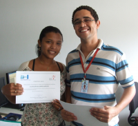 Gilberto Cunha entrega certificado à aluna Lilalda dos Santos