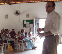 Juiz do Trabalho Carlos Eduardo Evangelista Batista em reunião com pais de alunos da UEB Salomão Fiquene