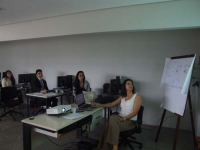 A juíza  Kelly Cristina Monteiro Dias Estadulho (TRT-MS) está ministrando o treinamento.