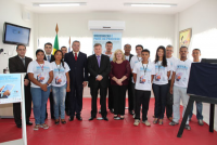 Ministro Oreste Dalazen e desembargadora Ilka Esdra com magistrados e servidores  da VT de Barreirinhas e equipe de servidores do TRT