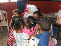 Papai Noel faz entrega de presentes no Natal Solidário