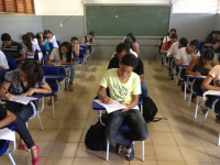 Estudantes fazem prova de redação e concorrem à vagas de estágio