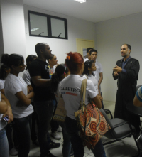 Juiz Carlos Gustavo recebe os alunos na sala de audiências da 3ª VT.