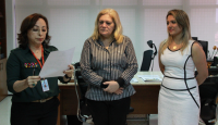 Elen dos Reis, secretária do Tribunal Pleno, lê o Termo de Posse da Juíza Roberta Carvalho. Ao centro, des. Ilka Esdra.