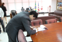 Alexsandro de Castro Castelo Branco assina termo de posse.