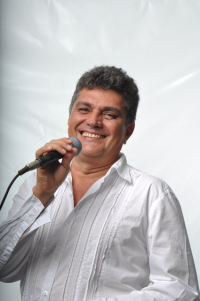 Cantos e Encantos: Mulheres serão homenageadas na voz de Roberto Brandão