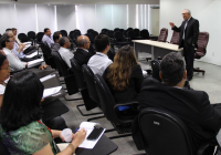Presidente do TRT-MA, desembargador Luiz Cosmo, fala aos participantes da reunião.
