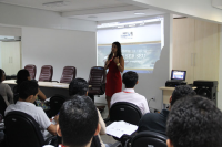 Poliana Ferraz presta informações a estagiários e supervisores.