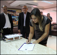 Juíza Érika Gomes assina o Termo de Posse.