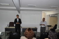 Juiz Bruno Motejunas apresenta o juiz Saulo Fontes.