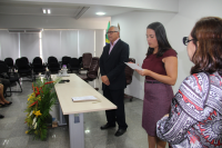 Presidente do TRT, juíza Wiviane Souza durante juramento, e Elen Barros de Brito, secretária do Tribunal Pleno