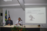 Desembargador James Magno apresenta o palestrante