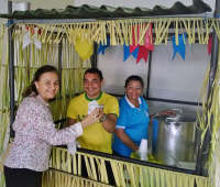 A advogada Márcia Rabelo elogiou a iniciativa e degustou o mingau de milho