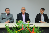 Presidente do TRT, desembargador Luiz Cosmo, entre o desembargador James Magno (E) e o juiz Bruno Motejunas na abertura da 1ª Semana