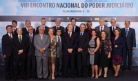 Desembargador Luiz Cosmo (à frente, 3º da esquerda para a direita) com o ministro Lewandowski (ao centro, com gravata vermelha) e demais presidentes dos tribunais premiados.