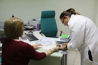Enfermeira Terezinha Sousa faz a verificação na servidora Regina Irene