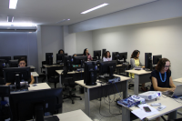 Servidores atentos às informações ministradas na oficina