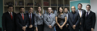 Desembargador James Magno (terno cinza) e Valéria Lauande (blazer preto e branco), ladeados pela diretoria da OAB-MA.
