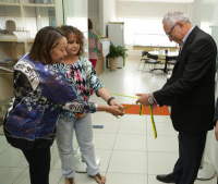 Advogada Darcy Frazão, servidora Lucira Fortes e desembargador Luiz Cosmo fazem o desenlace da fita inaugural.