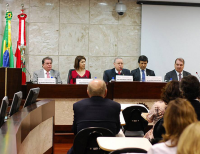 Desembargador Gerson de Oliveira (1º à esquerda) participa da mesa de abertura do evento ao lado dos desembargadores Viviane Colucci, Edson Mendes, José Otávio e Gracio Petrone.