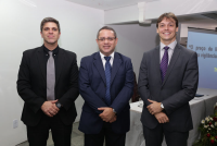 Desembargador James Magno (centro) e o juiz Bruno Motejunas assistiram à palestra de Marcelo Schettini