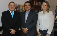 Desembargador James Magno ao lado dos gestores empossados Marcos dos Santos e Luciana Gehlen