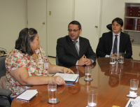 Presidente James Magno (ao centro) e juiz Bruno Motejunas agradecem a colaboração de Cristina Ericeira e da Superintendência de Vigilância Epidemiológica  e Sanitária do Município de São Luís.