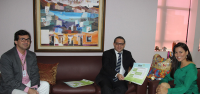 Desembargador James Magno mostra o cartaz do 1º Ciclo de Desenvolvimento Sustentável