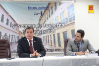 Desembargador Gerson de Oliveira apresenta o palestrante.