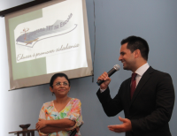 Juiz Paulo Fernando da Silva dos Santos Júnior (coordenador da Escola Judicial) apresenta a palestrante, juíza Angelina Moreira.