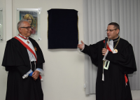 Desembargador James Magno saúda o desembargador homenageado.