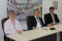 Desembargador James Magno entre o assessor jurídico Luciano Chaves (E) e o  juiz Bruno Motejunas