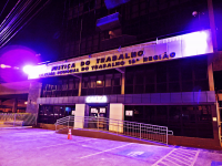 Fachada rosa do TRT-MA.