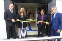Desenlace da fita de inauguração.