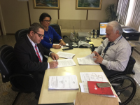 Presidente do TRT-MA, desembargador James Magno Araújo Farias, e superintendente da ASSEFAZ, João Dias Neto, assinam o convênio na presença da coordenadora nacional de cadastro da ASSEFAZ, Adriana Cardoso.