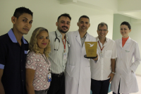 Em foto na Seção de Saúde, o médico Bartolomeu Feitosa exibe o troféu ganho