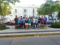 Participantes da corrida e colaboradores posam para a foto antes da largada