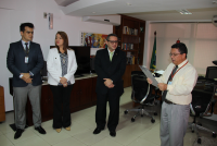 Ao lado da desembargadora Solange, Wellington acompanha leitura do termo de compromisso e posse
