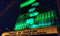 Fachada do TRT-MA tem iluminação verde desde o dia 11 de abril