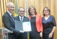 Ministro Ives Gandra entrega certificado ao desembargador James Magno. Ao lado deste, a vice-presidente e a secretária-geral do Coleprecor, desembargadoras Lourdes Leiria e Beatriz Theodoro, respectivamente.