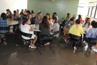 Mães reunidas no café da manhã