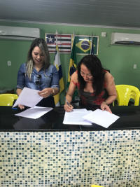 Juíza Socorro Almeida, no ato da assinatura do acordo, juntamente com a prefeita Thalita Dias