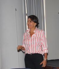 Professora Éllida conduziu discussão sobre comunicação interna