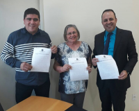 Juiz Jedson Marcos (dir.), a prefeita Maria da Luz e o advogado Antenor Queiroz após a homologação do acordo