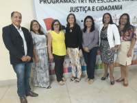 Juíza Angelina ao lado da secretária de Educação (blusa preta), advogado Joel e demais representantes da Secretaria de Educação