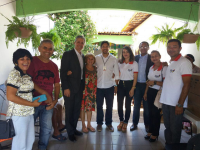 A presidente do CASI, Maria das Graças, entre os juízes Leonardo (terno preto) e Artur; Luiz Sales, e demais autoridades